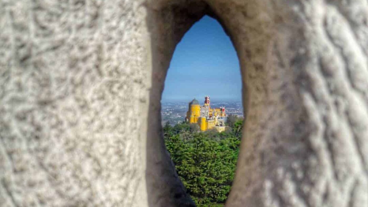palais de la pena, palais celebre de sintra vu depuis les hauteurs du massif forestier